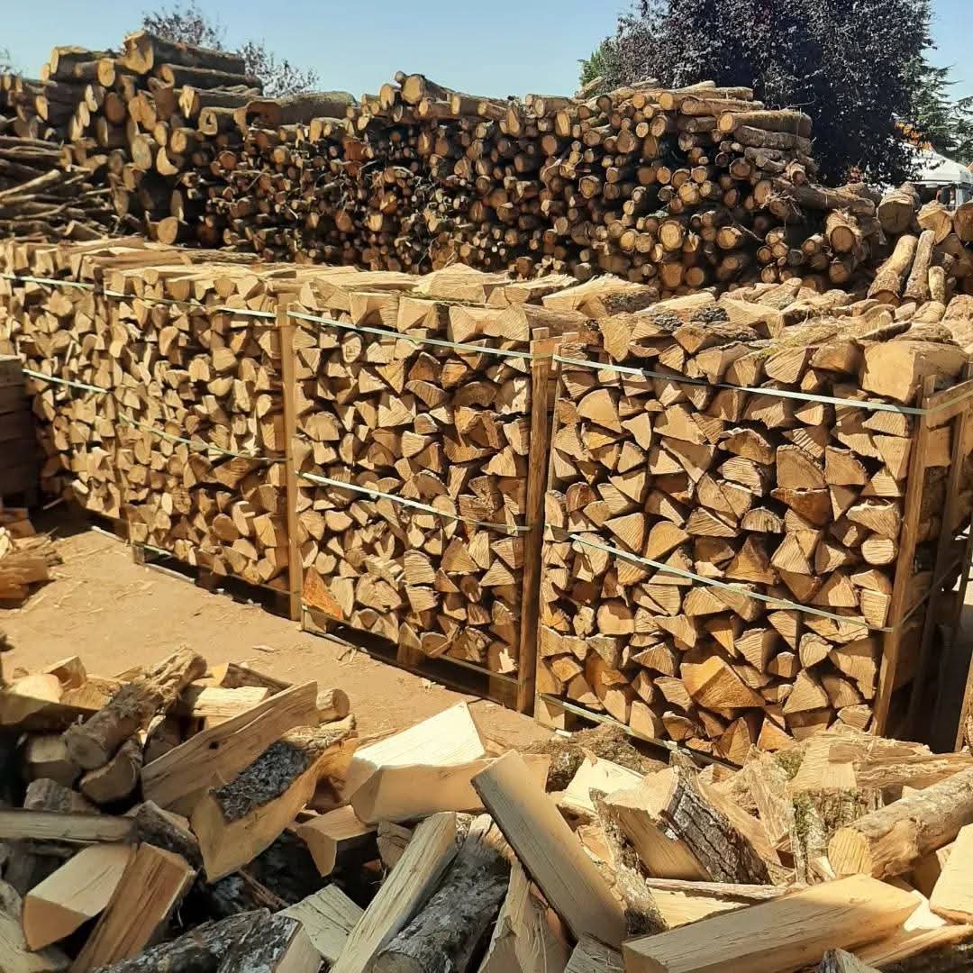 Bois de chauffage empilé sur le site de production de Bièvre Bois à Sardieu